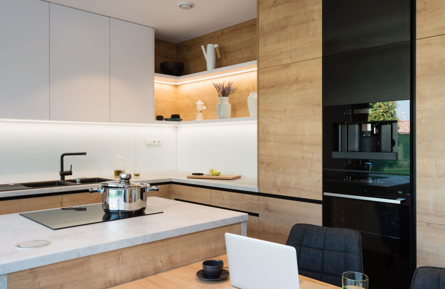 Reforma de cocina en A Coruña con isla central, encimera resistente y muebles a medida