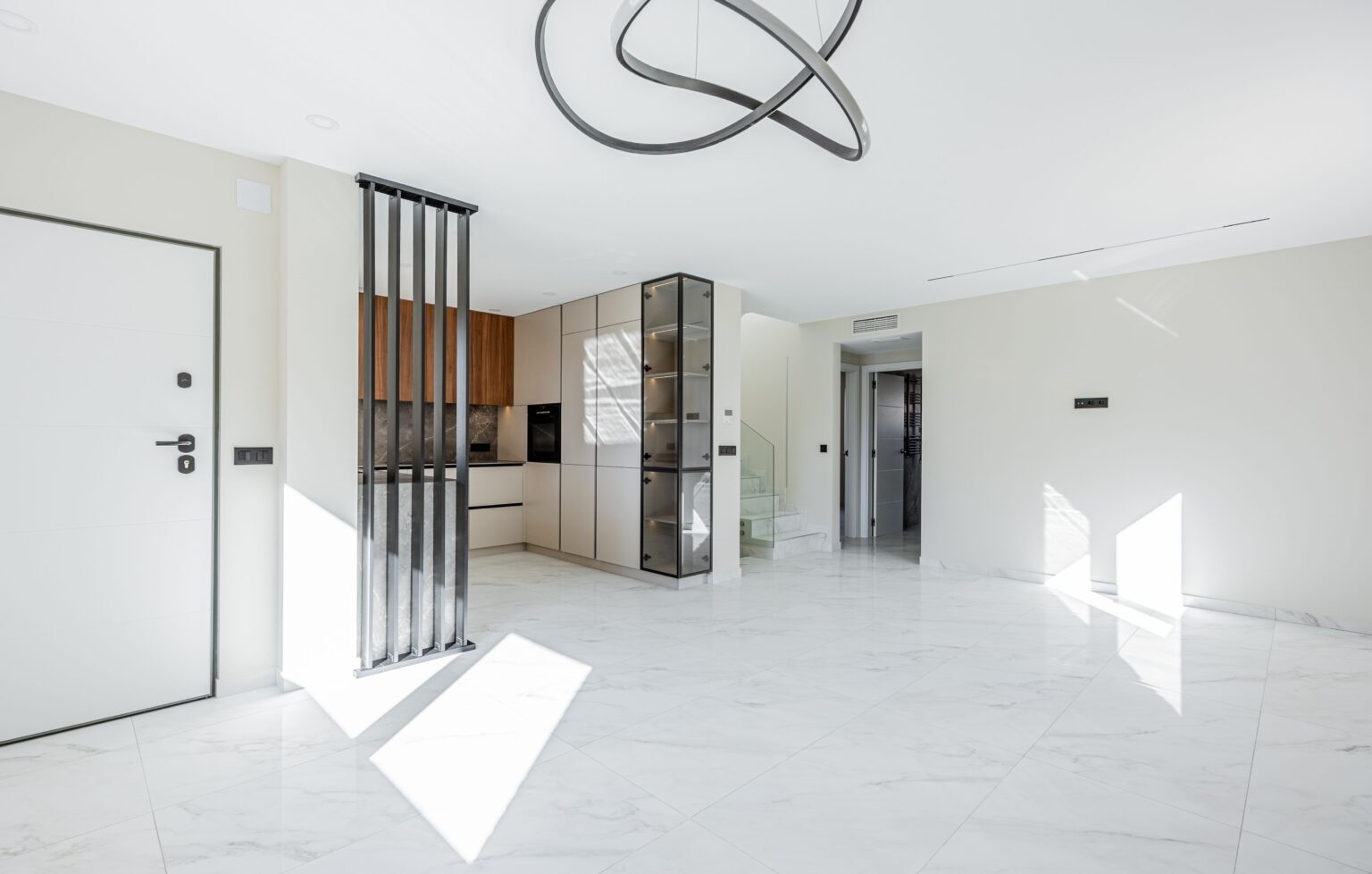 Detalle de carpintería interior, puertas lacadas y acabados de alta calidad en reforma de vivienda