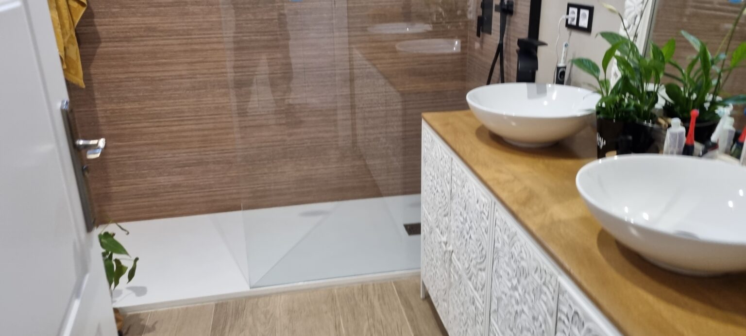Instalación de mampara de cristal y grifería termostática en reforma de baño